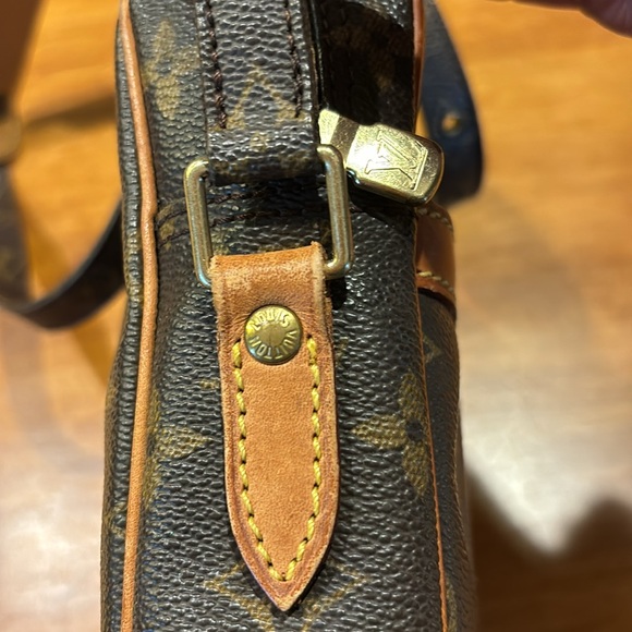 LOUIS VUITTON DANUBE 21 MONOGRAM CROSSBODY BAG DUST BAG & BOX GOLD HARDWARE 🤎🧡 - Picture 14 of 17